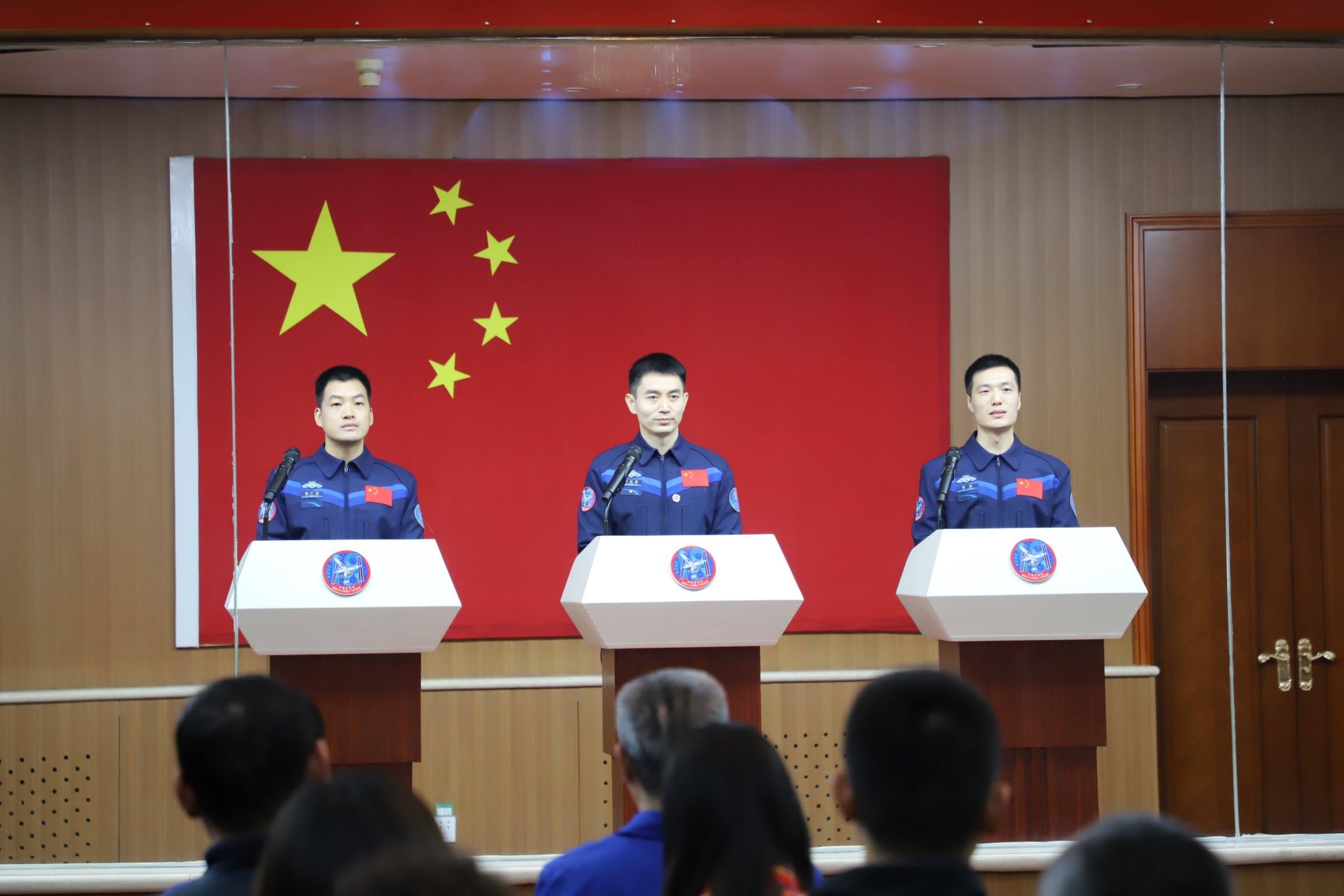 神舟十八號航天員與中外媒體記者集體見面。人民網(wǎng)記者 黃帆攝