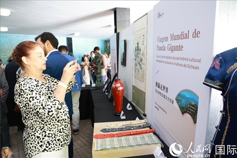 巴西民眾在活動(dòng)現(xiàn)場(chǎng)在四川非遺前駐足觀看。人民網(wǎng)記者 陳海琪攝