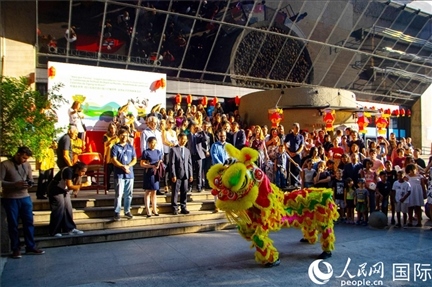 巴西民眾在里約天文館前觀看舞獅表演。四川省文化和旅游廳供圖。