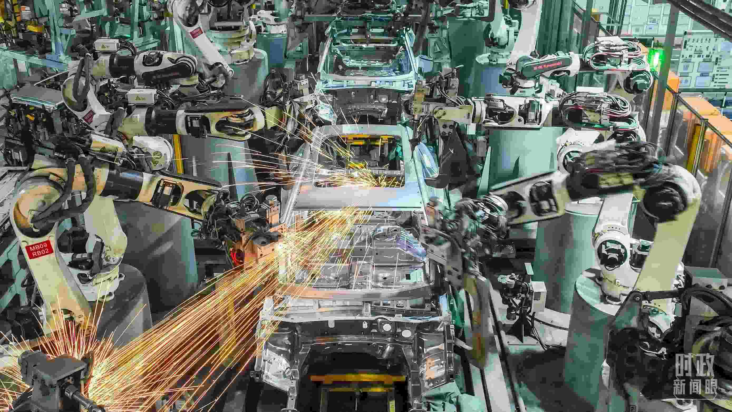  △2024年4月，重慶兩江新區(qū)的一家汽車制造企業(yè)，生產一派繁忙。（圖/視覺中國）