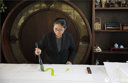 緬甸駐華大使館副館長、公使銜參贊杜欣瑪泰參加《五百筆·瀾湄合作》集體藝術(shù)創(chuàng)作。人民網(wǎng)王婧攝