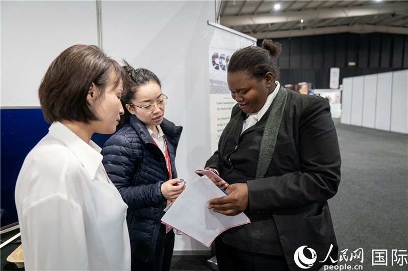 中企工作人員和當(dāng)?shù)厍舐氄呓徽?。希拉茲攝