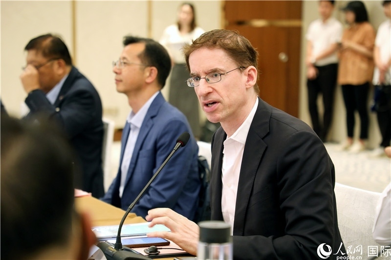 德國(guó)駐廣州總領(lǐng)事魯彥在產(chǎn)業(yè)對(duì)接會(huì)上發(fā)言。人民網(wǎng)記者趙益普攝