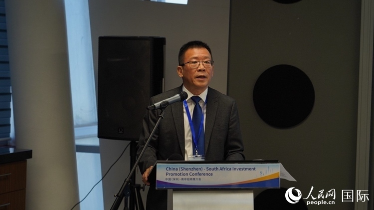 南非中國經(jīng)貿(mào)協(xié)會(huì)會(huì)長、中國銀行約翰內(nèi)斯堡分行行長張朝陽致辭。人民網(wǎng) 劉暢攝