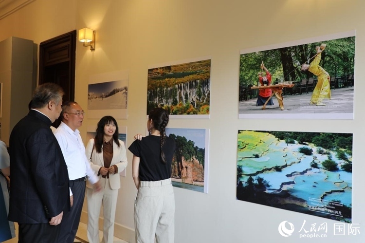 四川省文化和旅游廳副廳長王成平、墨西哥松林文化中心展覽部主任盧西亞·恩里克斯·岡薩雷斯·薩拉維亞、墨西哥中國文化中心主任石岳文參觀圖片展。拍攝者為墨西哥分社外籍雇員埃內(nèi)斯托·多明戈斯