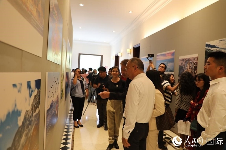 參觀者在圖片展活動現(xiàn)場。拍攝者為墨西哥分社外籍雇員埃內(nèi)斯托·多明戈斯