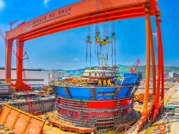 “?？惶枴蓖ㄟ^雙龍門吊進行總裝。侯憲鵬攝