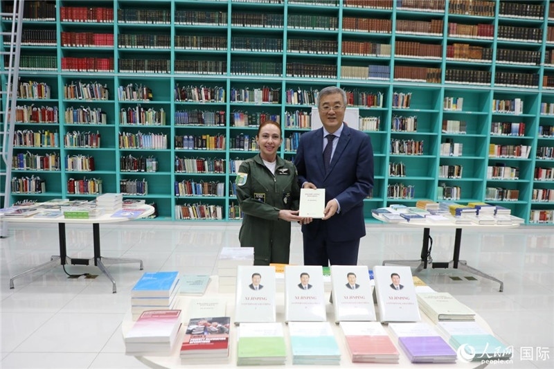 授課后，中國駐巴西大使祝青橋向巴西高等防務學院圖書館捐贈了150本書籍。圖為祝青橋和巴西高等防務學院院長卡拉·利里奧·馬丁斯在圖書捐贈儀式上。 人民網(wǎng)記者 陳一鳴攝