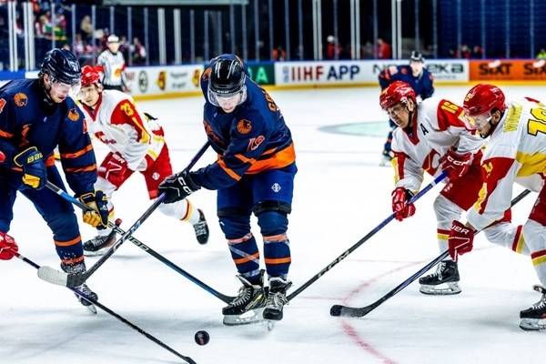 雙方球員爭(zhēng)搶。圖片來(lái)源：國(guó)際冰聯(lián)