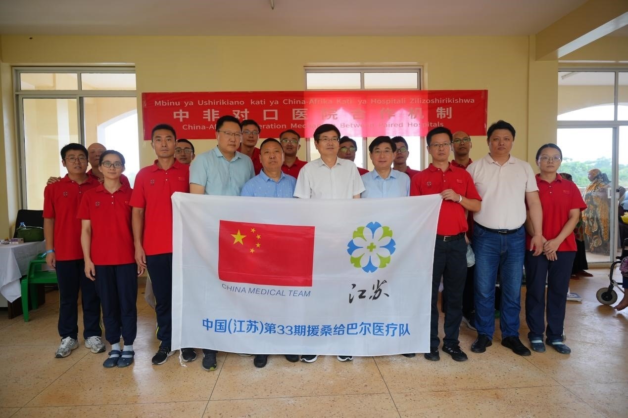 揚(yáng)州市衛(wèi)健系統(tǒng)代表團(tuán)和醫(yī)療隊(duì)在義診現(xiàn)場合影。中國援桑醫(yī)療隊(duì)供圖