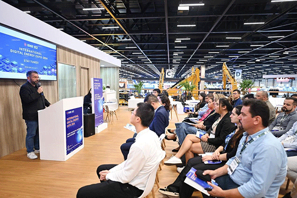 當(dāng)?shù)貢r(shí)間4月26日，深圳市發(fā)展和改革委員會(huì)在巴西圣保羅國(guó)際工程機(jī)械及礦山機(jī)械展上舉行專題推介會(huì)，介紹將于今年下半年在深圳市舉辦的2024國(guó)際數(shù)字能源展。 2024國(guó)際數(shù)字能源展組委會(huì)供圖