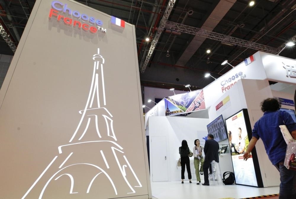 2019年11月5日，第二屆中國(guó)國(guó)際進(jìn)口博覽會(huì)在上海國(guó)家會(huì)展中心開幕。這是參觀者走過(guò)法國(guó)國(guó)家館。新華社記者 張玉薇 攝