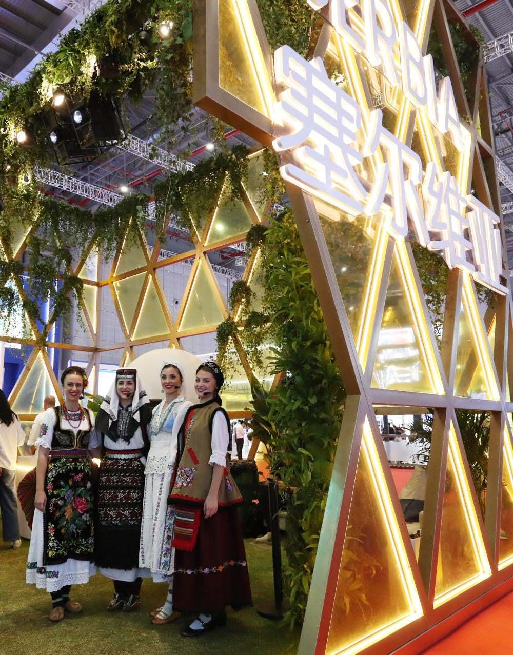 2023年11月6日，身著傳統(tǒng)服飾的演職人員在上海進(jìn)博會(huì)國(guó)家展塞爾維亞展臺(tái)迎接參觀者。第六屆進(jìn)博會(huì)國(guó)家展全面恢復(fù)線下舉辦，洪都拉斯、塞爾維亞、越南、南非、哈薩克斯坦作為本屆進(jìn)博會(huì)主賓國(guó)在國(guó)家展亮相。新華社記者 方喆 攝