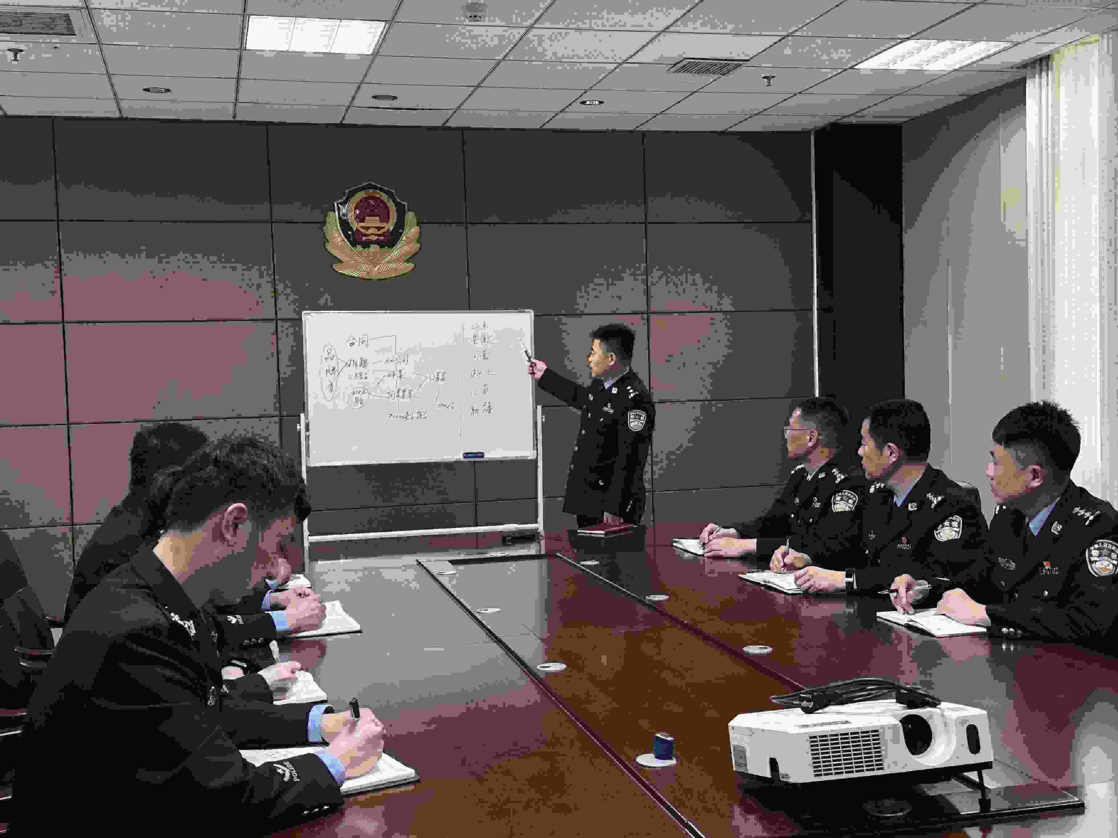 專案組辦案民警介紹案情。人民網(wǎng)記者 郝萍攝