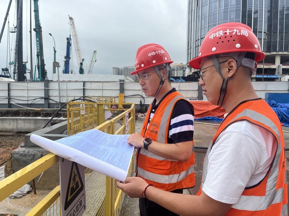 2024年4月26日，深圳市五一勞動(dòng)獎(jiǎng)?wù)芦@得者、中鐵十九局軌道公司項(xiàng)目副經(jīng)理夏荔（左）在穗莞深城際鐵路前皇段皇崗口岸站建設(shè)現(xiàn)場(chǎng)忙碌。新華社發(fā)