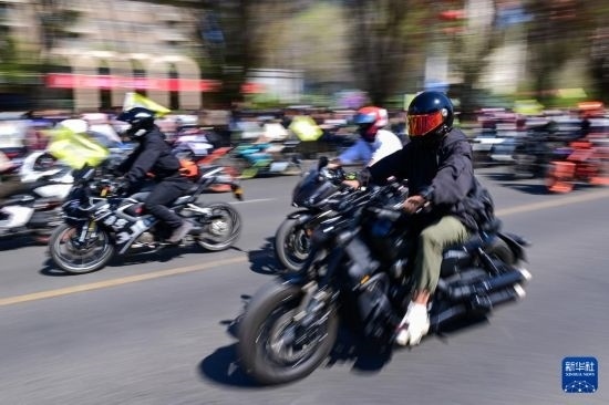 這是4月30日在新疆烏魯木齊市舉行的巡游活動(dòng)上拍攝的摩托機(jī)車(chē)方陣。