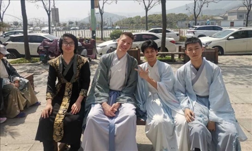 匈牙利學(xué)生與襄陽三十六中學(xué)生友好交流。