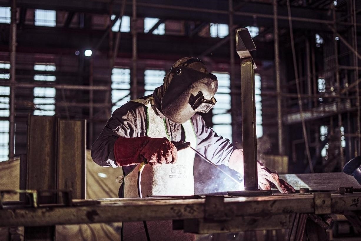 工人在沙特國王港項目現(xiàn)場進(jìn)行焊接操作。山東電建供圖