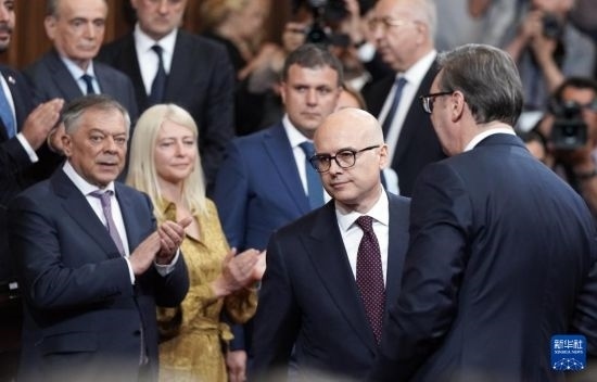  5月2日，在塞爾維亞貝爾格萊德，新一任政府總理武切維奇（中）出席就職儀式。新華社發(fā)（普雷德拉格·米洛薩夫列維奇攝）