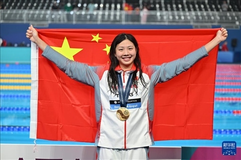2024年2月13日，2024年世界游泳錦標賽游泳項目女子100米蛙泳決賽在卡塔爾多哈舉行。圖為冠軍中國選手唐錢婷在頒獎儀式后慶祝。新華社記者 薛宇舸 攝