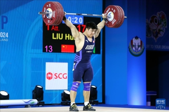 2024年4月8日，在泰國普吉島進行的2024年舉重世界杯男子102公斤級比賽中，中國選手劉煥華獲得冠軍。圖為劉煥華在比賽中。新華社記者 王騰 攝