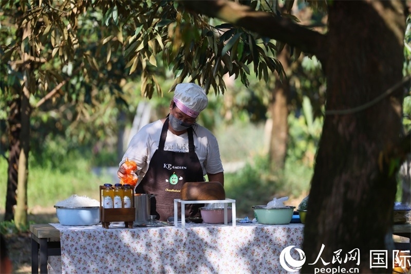 工作人員正在準(zhǔn)備特色果汁。人民網(wǎng)記者 白元琪攝