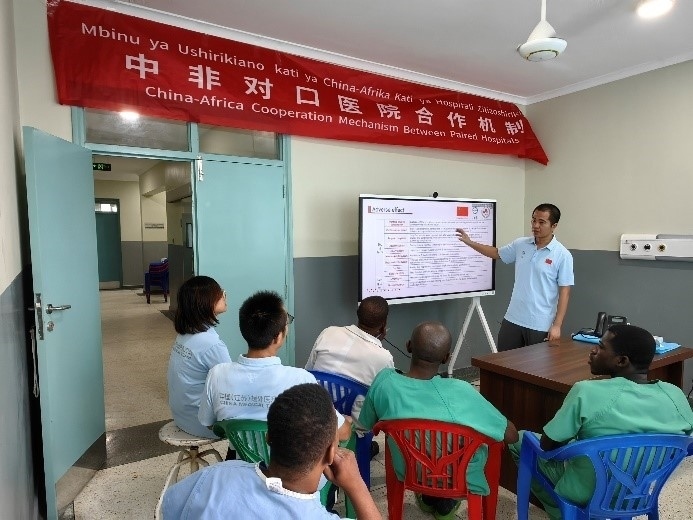 王林醫(yī)生開展術(shù)后疼痛管理的專題講座。中國(guó)（江蘇）第33期援桑給巴爾醫(yī)療隊(duì)供圖