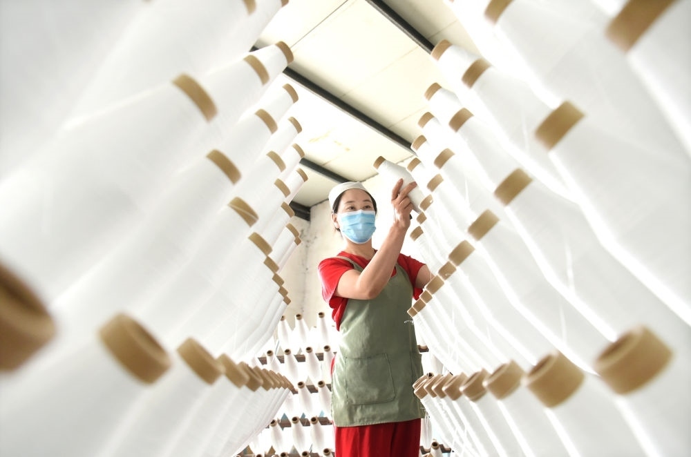 2024年5月1日，工人在山東省淄博市沂源縣悅莊工業(yè)園一玻纖企業(yè)整理加工的產(chǎn)品。新華社發(fā)（趙東山攝）