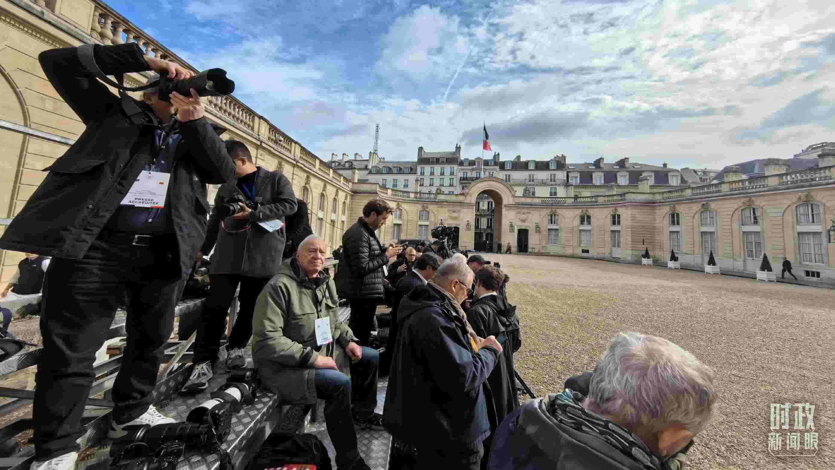 △媒體記者密切關(guān)注當(dāng)天活動(dòng)。（總臺(tái)央視記者陸泓宇拍攝）