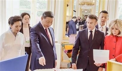 △當(dāng)?shù)貢r間5月6日下午，在中法領(lǐng)導(dǎo)人會談前，習(xí)近平主席向馬克龍總統(tǒng)贈送中國翻譯的法國小說。