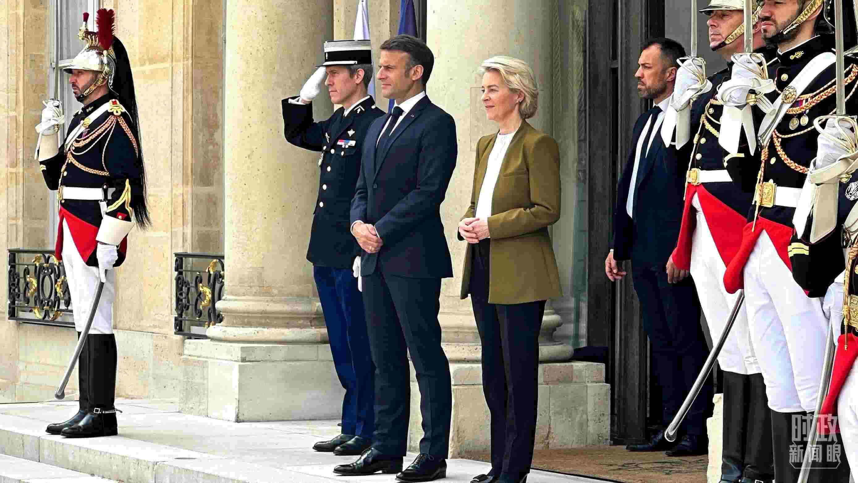 △中法歐領(lǐng)導(dǎo)人三方會(huì)晤后，馬克龍總統(tǒng)和馮德萊恩主席將習(xí)主席送至上車(chē)處。（總臺(tái)央視記者關(guān)舟拍攝）