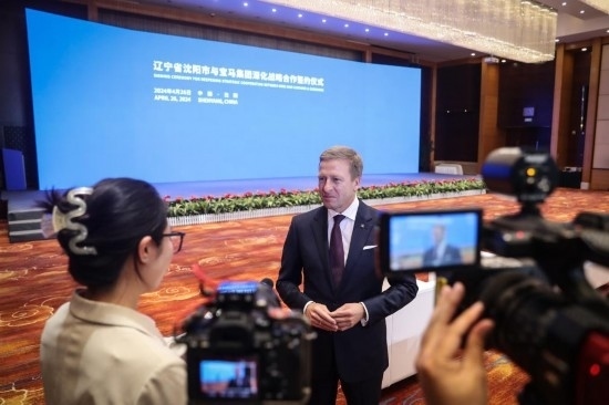 4月26日，寶馬集團董事長齊普策接受采訪。新華社記者 潘昱龍 攝