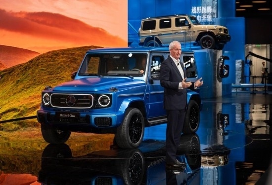 4月25日，在北京中國國際展覽中心順義館舉行的2024北京車展上，梅賽德斯—奔馳集團股份公司董事會成員唐仕凱介紹梅賽德斯—奔馳純電G級越野車。新華社記者 才揚 攝
