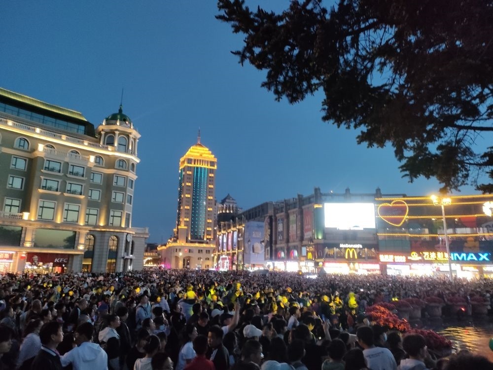 “五一”假期，哈爾濱松花江畔游人如織（2024年5月2日攝）。新華社記者 朱悅 攝