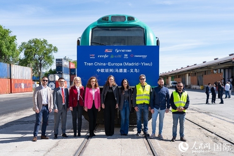 義新歐集團(tuán)合作伙伴德鐵貨運(yùn)歐亞有限公司員工與紀(jì)念號班列合影留念。大衛(wèi)·阿瑪爾攝