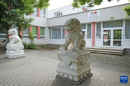 這是5月3日在匈牙利布達(dá)佩斯拍攝的匈中雙語(yǔ)學(xué)校校門。新華社記者 趙丁喆 攝