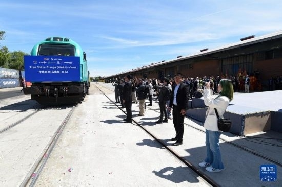5月8日，在西班牙馬德里，嘉賓們參加中歐班列（義烏—馬德里）開行十周年紀念號班列發(fā)車儀式。新華社發(fā)（古斯塔沃·巴連特攝）