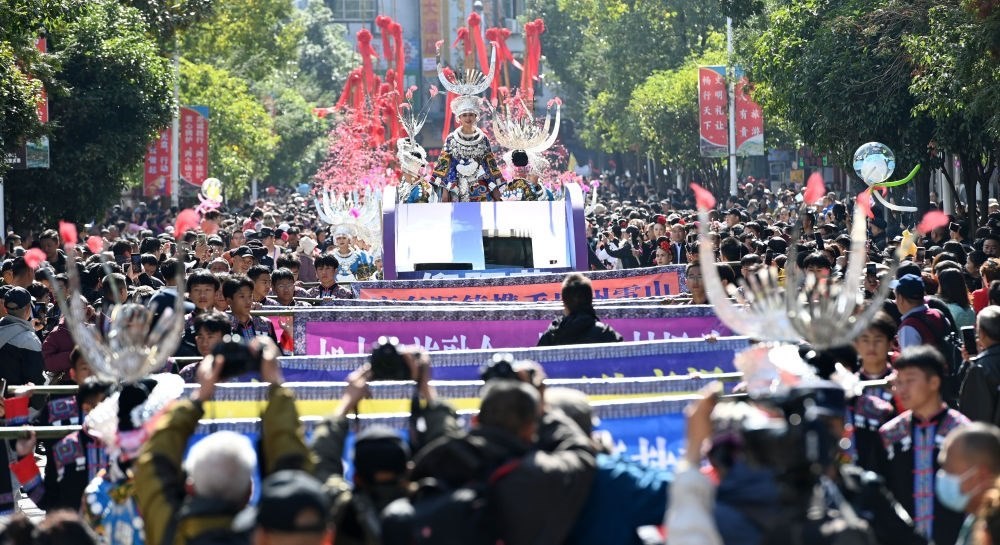 在貴州雷山縣縣城，苗族群眾身著盛裝，載歌載舞參加苗年和鼓藏節(jié)的巡游活動(dòng)（2023年11月16日攝）。新華社記者 楊楹 攝