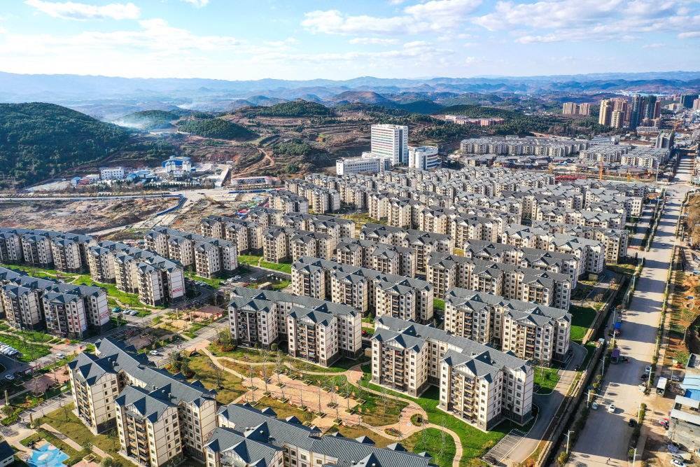 貴州省威寧縣五里崗街道朝陽(yáng)新城易地扶貧搬遷安置小區(qū)（2021年11月28日攝，無人機(jī)照片）。新華社記者 楊文斌 攝