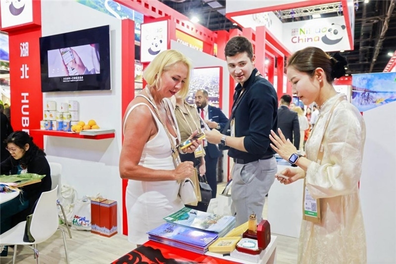 觀眾在參觀中國(guó)展臺(tái)。錢(qián)文康攝