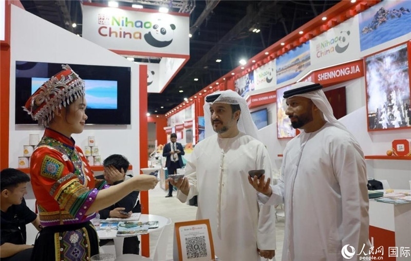 兩名阿聯(lián)酋觀眾在品嘗湖北名茶。人民網(wǎng)記者管克江攝