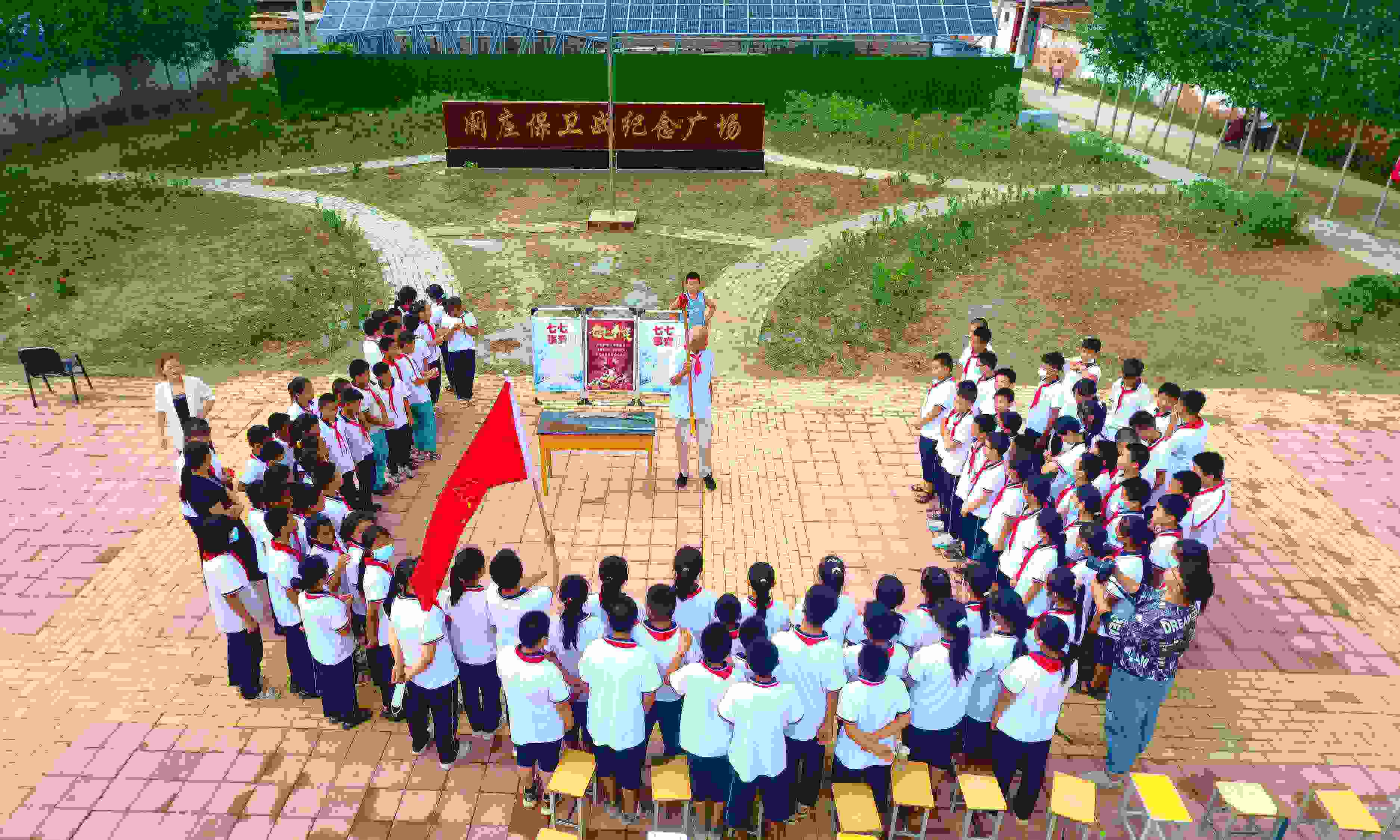 2022年7月6日，山東省聊城市，在茌平區(qū)菜屯鎮(zhèn)闞莊村的闞莊保衛(wèi)戰(zhàn)紀(jì)念廣場(chǎng)，闞莊保衛(wèi)戰(zhàn)親歷者王光木老人為小學(xué)生們講述抗戰(zhàn)故事，展示大刀、長(zhǎng)矛。