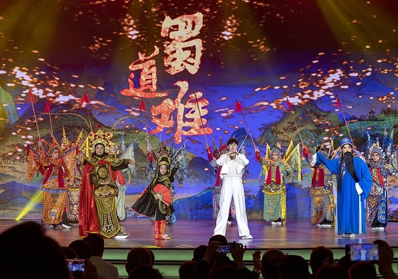 2023年10月13日，成都，“把青春華章寫(xiě)在祖國(guó)大地上”大思政課網(wǎng)絡(luò)主題宣傳和互動(dòng)引導(dǎo)活動(dòng)在四川大學(xué)舉行。