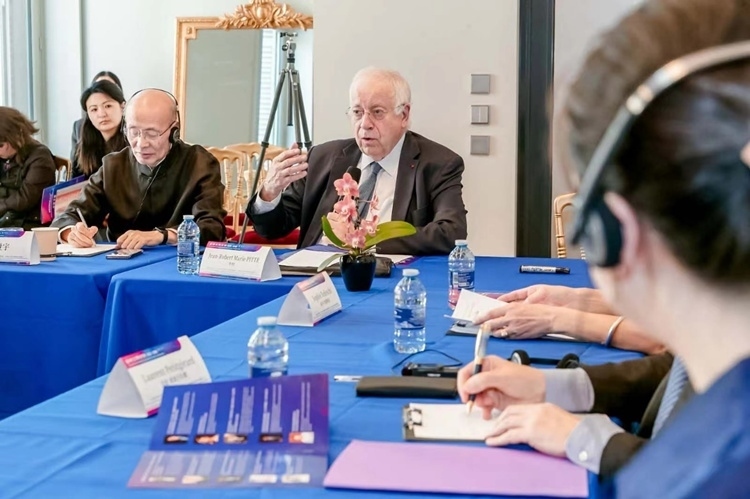 法蘭西科學(xué)院副院長(zhǎng)、巴黎地理學(xué)會(huì)主席讓-羅伯特·馬里·皮特先生發(fā)言（圖片：中國(guó)傳媒大學(xué)