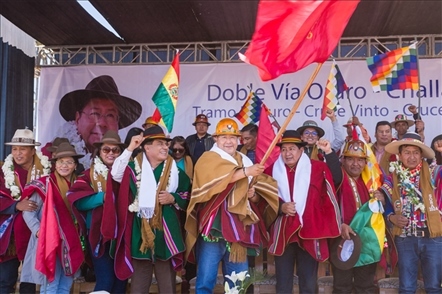 奧魯羅公路項(xiàng)目開(kāi)工儀式現(xiàn)場(chǎng)，玻總統(tǒng)路易斯·阿爾塞宣布項(xiàng)目開(kāi)工。中國(guó)中鐵供圖