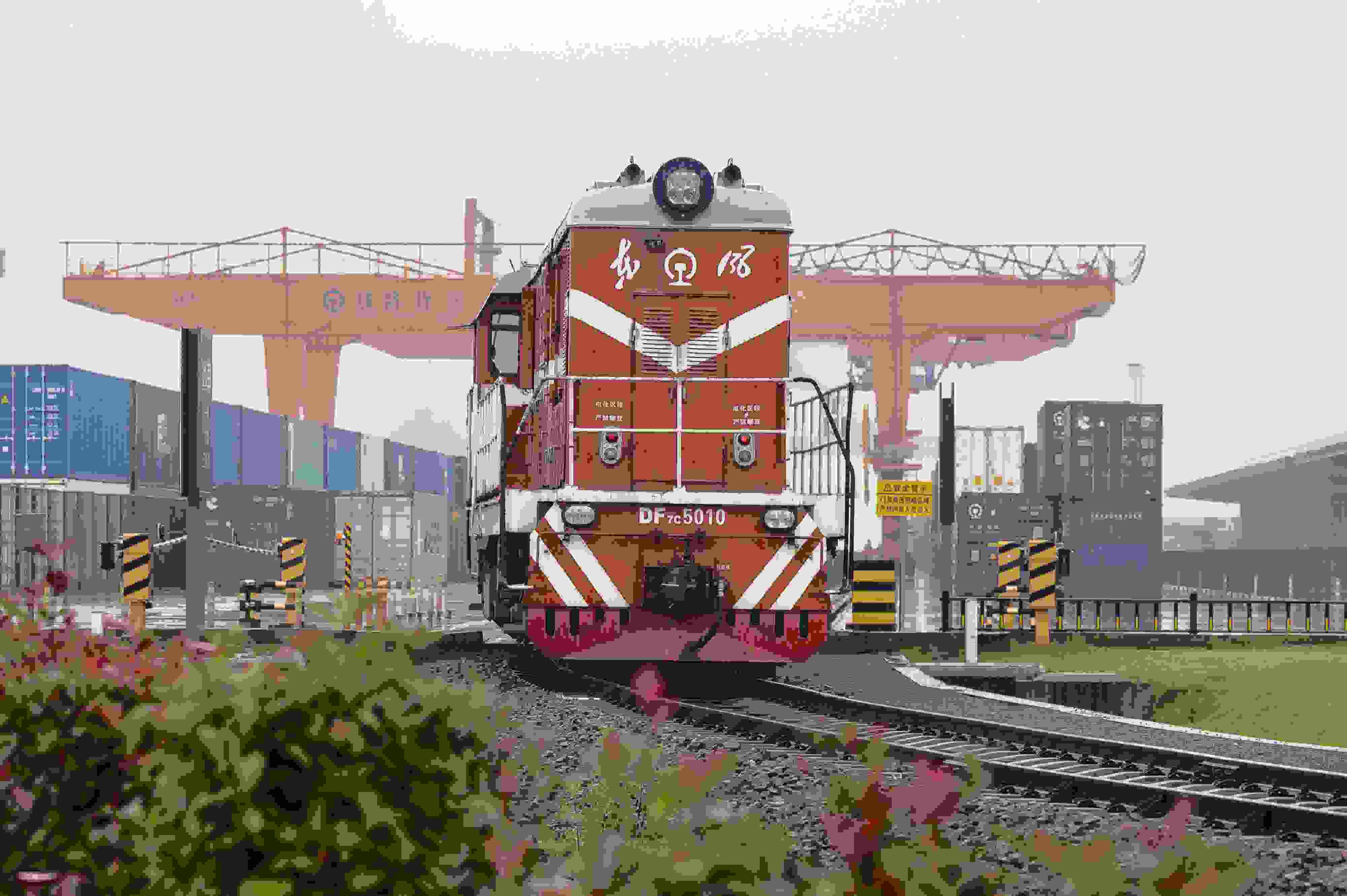 2024年5月5日，“五一”假期最后一天。在浙江省金華市金東區(qū)鐵路金華南站，一列滿載110標箱的中歐班列緩緩啟程駛往匈牙利。