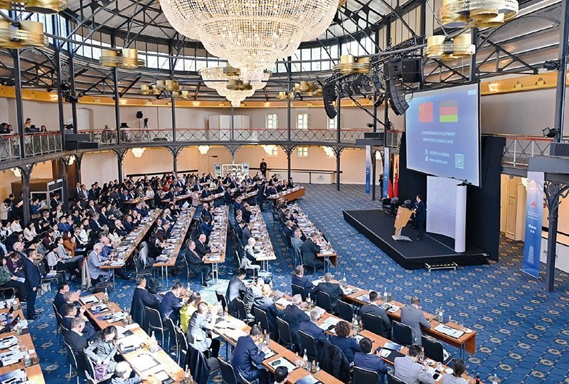 2024“投資中國(guó)”系列活動(dòng)德國(guó)專場(chǎng)4月5日在巴登—符滕堡州首府斯圖加特市舉行，活動(dòng)吸引德國(guó)工商界代表超300人參加。圖為當(dāng)日拍攝的活動(dòng)現(xiàn)場(chǎng)。 新華社記者 任鵬飛/攝