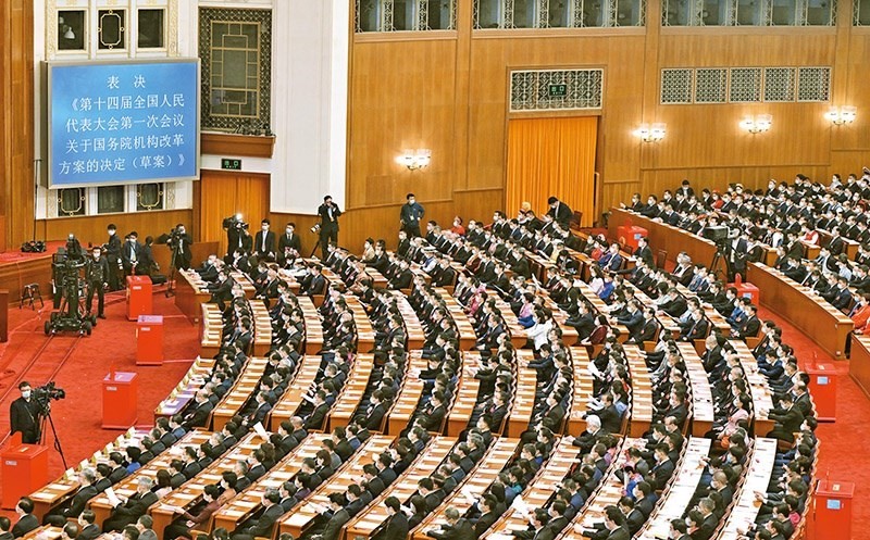 2023年3月10日，十四屆全國(guó)人大一次會(huì)議在北京人民大會(huì)堂舉行第三次全體會(huì)議，表決通過(guò)了關(guān)于國(guó)務(wù)院機(jī)構(gòu)改革方案的決定。圖為會(huì)議現(xiàn)場(chǎng)。 新華社記者 岳月偉/攝