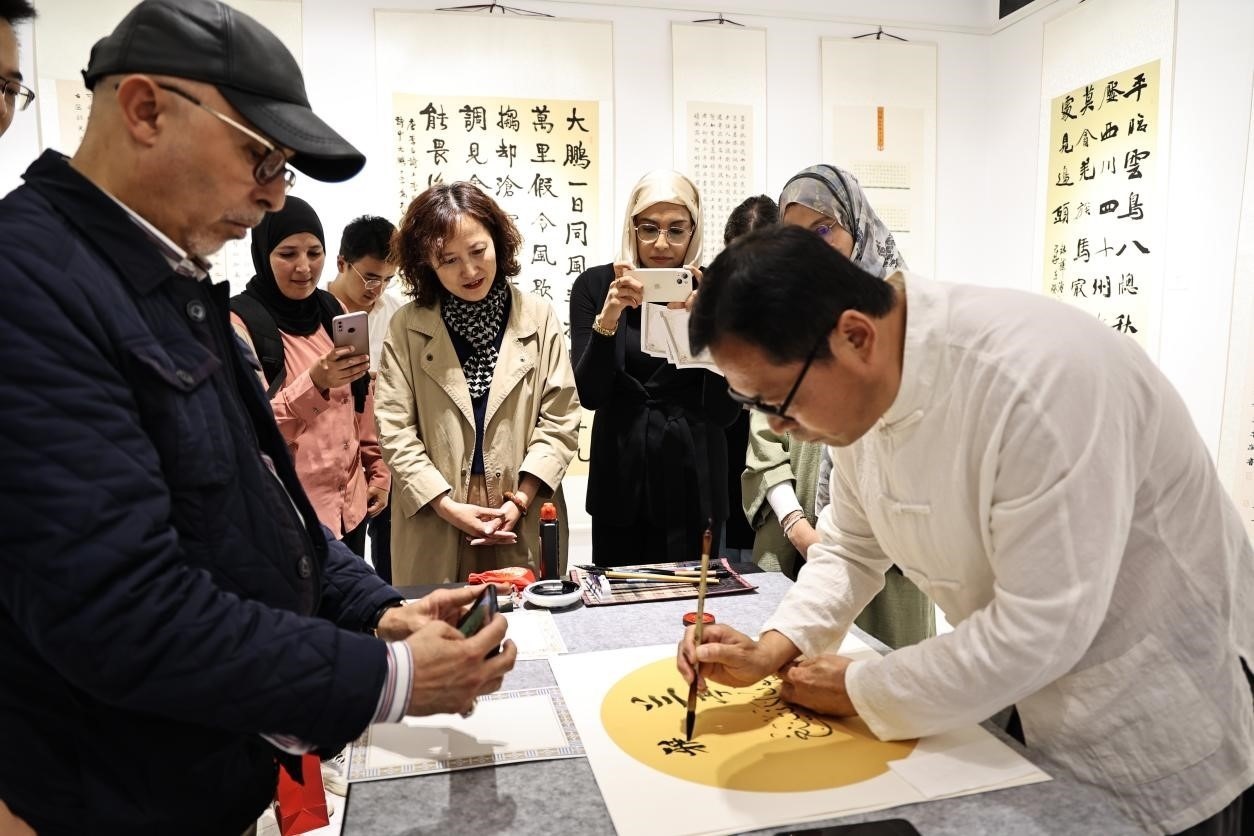 中摩書法老師在共同創(chuàng)作。拉巴特中國(guó)文化中心供圖