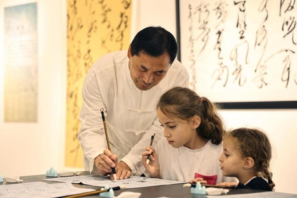 中國(guó)書法老師帶領(lǐng)現(xiàn)場(chǎng)觀眾體驗(yàn)書法。拉巴特中國(guó)文化中心供圖